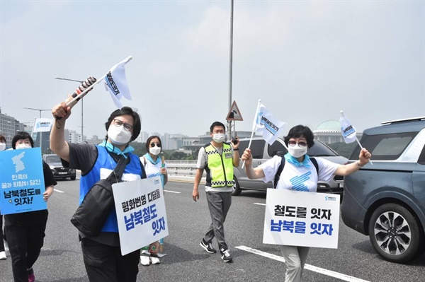 많은 시민들이 행진단을 향해 손 흔들고, 응원을 보냈다고 참가자들은 전했다. 
 합정역 사거리와 홍대입구역에서는 홍보 캠페인을 진행하고, 청년 참가자들이 ‘가자 통일로’, ‘경의선 타고’ 율동을 선보였는데 박수를 치며 지켜보는 시민들이 많았다. 