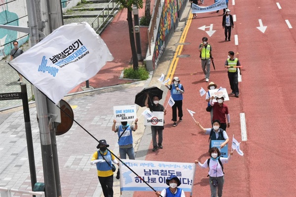 63일차 남북철도잇기 한반도평화대행진 많은 시민들이 행진단을 향해 손 흔들고, 응원을 보냈다고 참가자들은 전했다. 합정역 사거리와 홍대입구역에서는 홍보 캠페인을 진행하고, 청년 참가자들이 ‘가자 통일로’, ‘경의선 타고’ 율동을 선보였는데 박수를 치며 지켜보는 시민들이 많았다. 