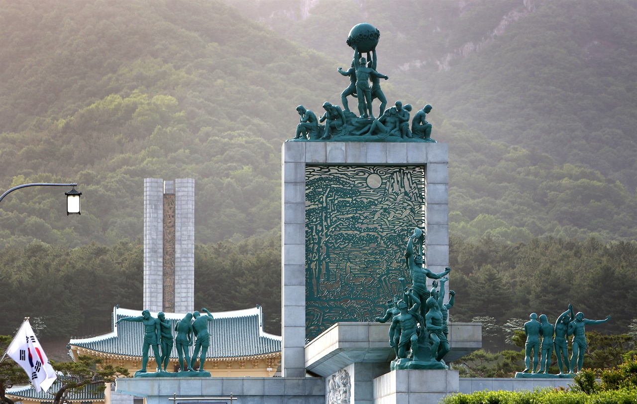  대전현충원 내에 있는 호국분수탑 전경. 뒤로 현충탑이 보인다. 