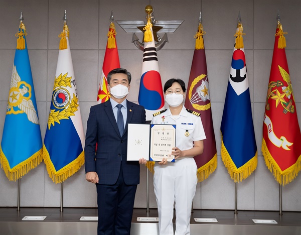  서욱 국방부 장관 19일 고민숙 해군대령을 '공군 성폭력 피해 부사관 사망사건' 관련 특임군검사로 임명했다. 고민숙 특임군검사(오른쪽)에게 임명장 수여한 서욱 장관. 2021.7.19