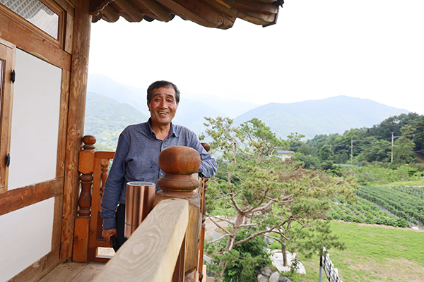 지리산 천왕봉을 볼 수 있는 별문성 명품한옥체험관.