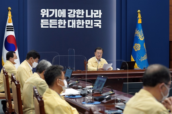 문재인 대통령이 19일 오후 청와대에서 열린 수석보좌관회의를 주재하고 있다.