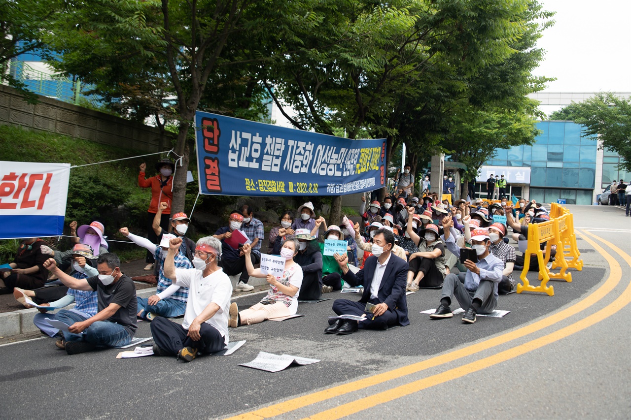 당진의 시민사회단체들이 우강 송전선로 대책위 주민들의 대규모 연행 사태에 항의하는 기자회견을 당진경찰서 앞에서 진행했다.