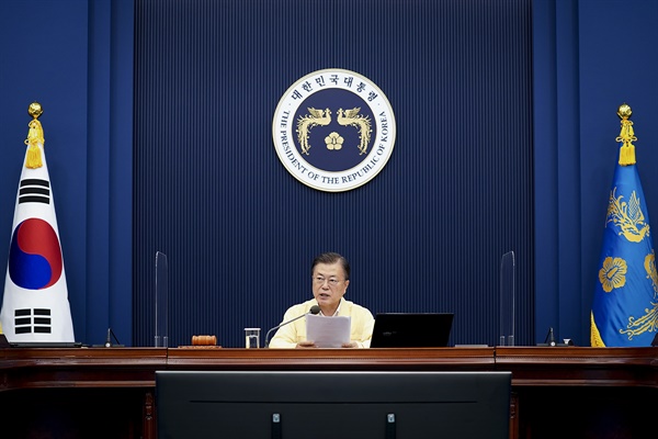 문재인 대통령이 20일 청와대에서 열린 제31회 국무회의에서 발언하고 있다.