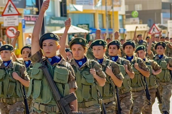 여성이 군대에 가면 성평등이 실현될 것이라는 시선에 저자는 의문을 제기한다.