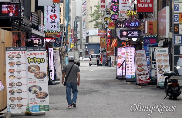 신종 코로나바이러스 감염증(코로나19) 확산에 따른 수도권 사회적 거리두기 단계가 4단계로 격상된 가운데, 20일 오후 서울 종로구 젊음의거리가 한산한 모습을 보이고 있다.