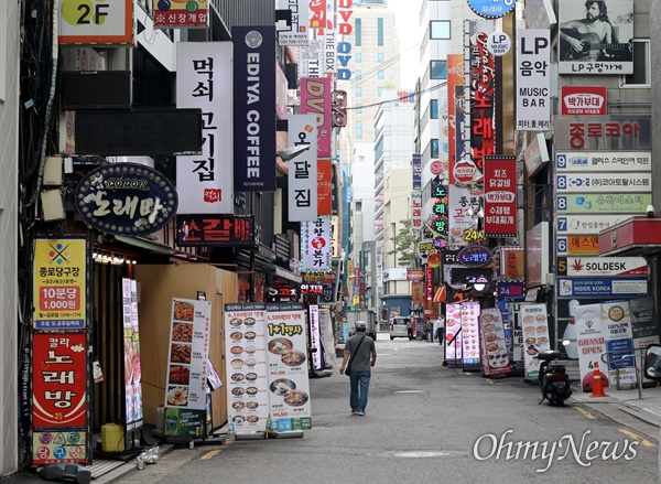 신종 코로나바이러스 감염증(코로나19) 확산에 따른 수도권 사회적 거리두기 단계가 4단계로 격상된 가운데, 7월 20일 오후 서울 종로구 젊음의거리가 한산한 모습을 보이고 있다.