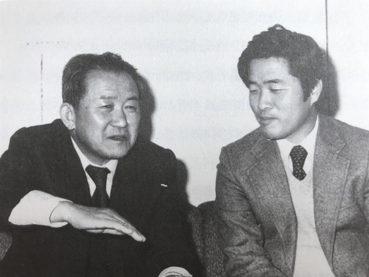 한국 언론사 연구의 두 거장인 계훈모와 정진석은, 1971년 동숭동 서울대학교 도서관에서 처음 만났다. 계훈모는 정진석의 언론사 연구에 '가장 많은 도움'을 준 사서다. 사서와 연구자로 인연을 맺은 두 사람은, 백아와 종자기처럼 서로를 인정하고 이해하는 '지음'(知音) 관계였다. 사진 왼쪽이 계훈모, 오른쪽이 정진석이다.