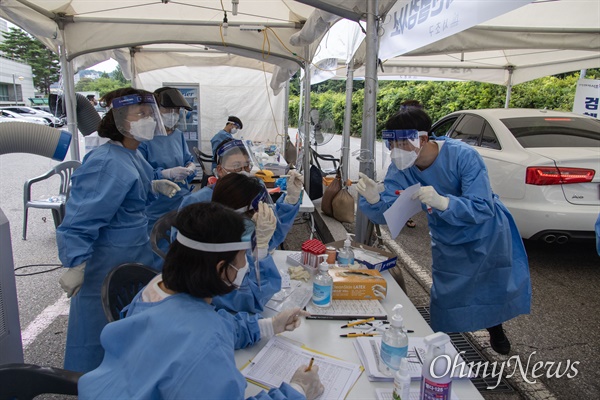 지난달 20일 오후 서울 서초구 심산기념문화센터에 설치된 드라이브스루 임시선별진료소에서 코로나19 검사가 시행되고 있다.