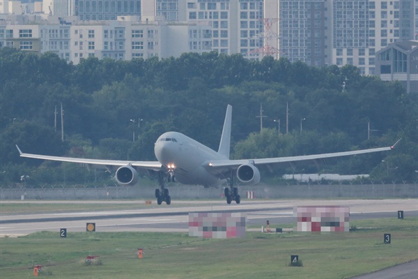 신종 코로나바이러스 감염증(코로나19) 집단감염이 발생한 청해부대 34진 문무대왕함(4400t급)의 장병들을 태운 공군 다목적 공중급유수송기(KC-330)가 20일 오후 서울공항에 착륙하고 있다.