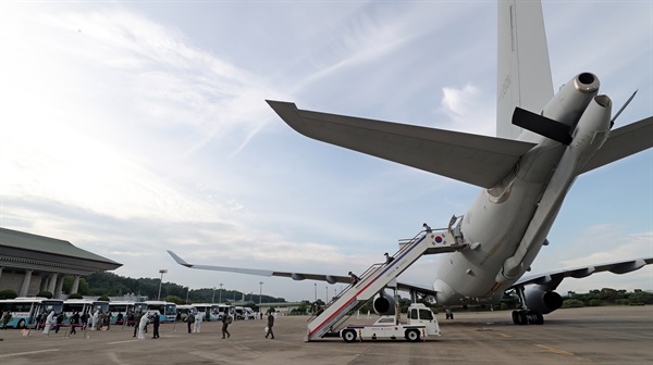 지난 7월 20일 오후 귀국한 청해부대 34진 장병들이 공군 다목적공중급유수송기에서 내리고 있다.
