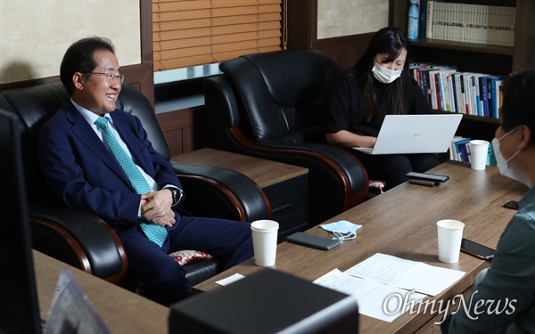 국민의힘 대권 주자인 홍준표 의원이 20일 오후 서울 여의도 인근 사무실에서 <오마이뉴스>와 인터뷰 하고 있다. 