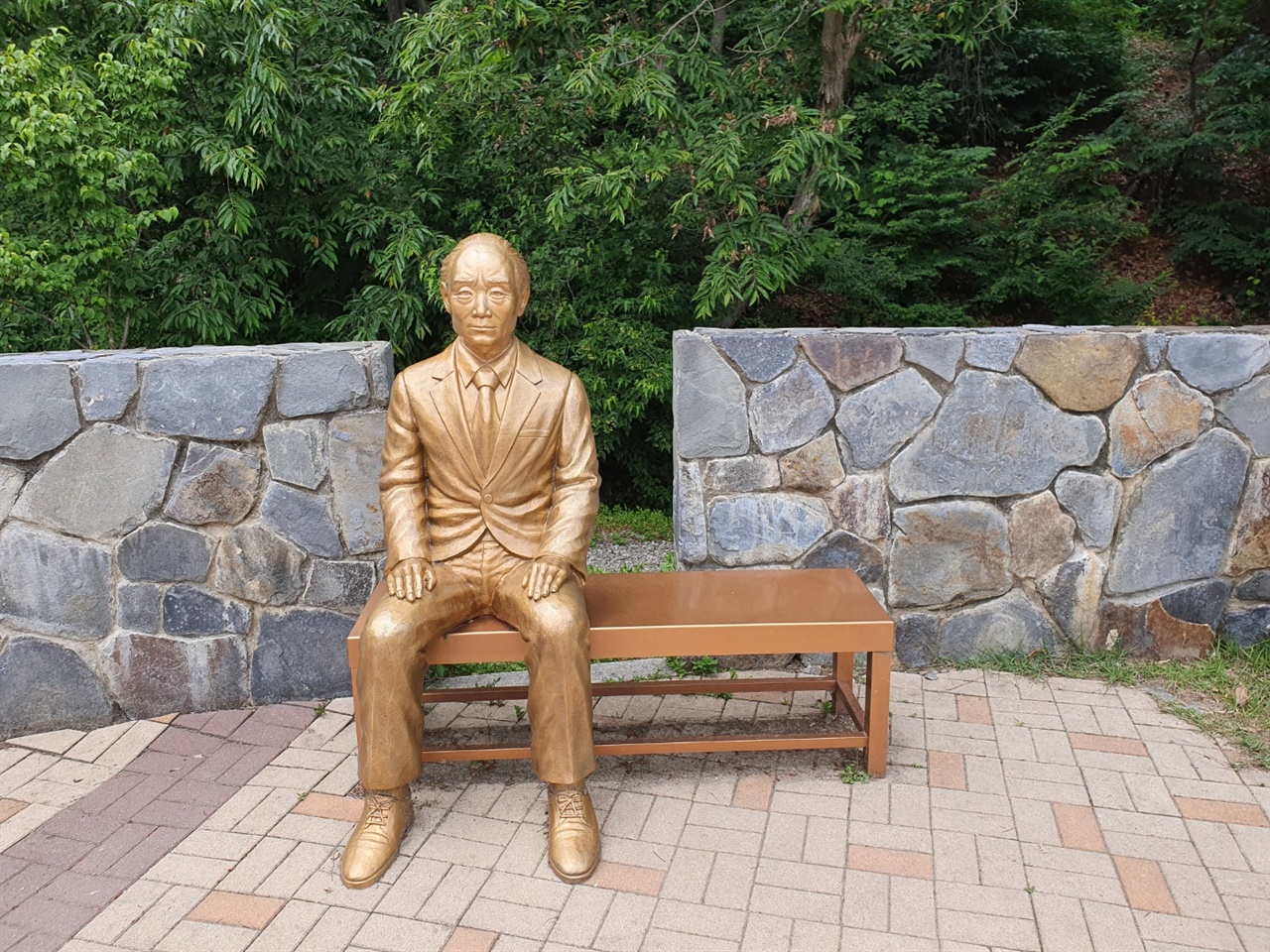 박두진 문학길 초입에 있는 청록파 시인 박두진의 동상이다. 우리에게 <해>란 시로 잘 알려진 시인 박두진은 유년기 대부분을 안성에서 보냈다. 말년의 집필실터와 그의 묘도 근방에 자리하고 있다.