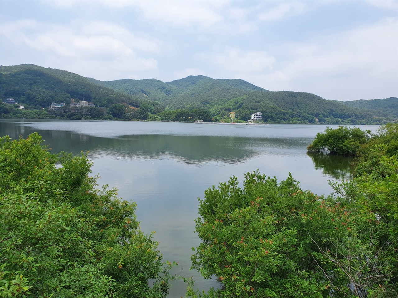 금광호수를 따라 조성되어 있는 금광호수는 박두진이 생전에 썼던 시를 비롯해 아름다운 호수의 경치를 두루 감상할 수 있다.