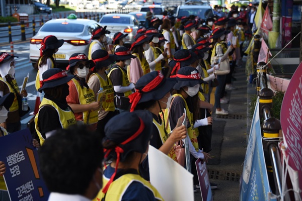 더불어민주당 부산시당 앞에서 마무리 집회를 하고 있는 참가자들
