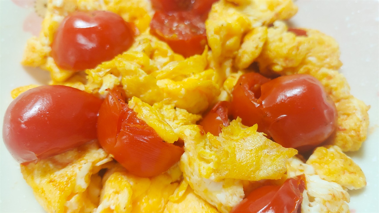 노란 달걀과 빨간 토마토가 어우러져 먹음직스러운 빛깔을 띤다.