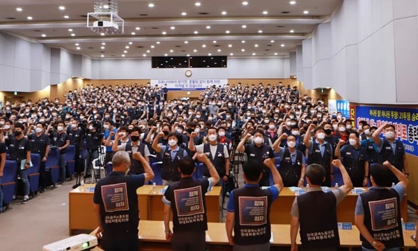 현대차 노조가 지난 5일 울산 북구 현대차 문화회관에서 올해 임단협 관련 쟁의발생 결의를 위한 임시 대의원대회를 열고 있다.