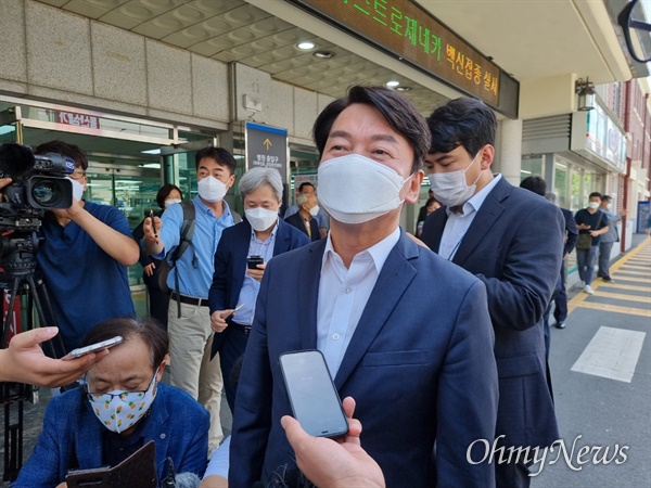 안철수 국민의당 대표가 21일 오전 계명대 동산의료원을 방문해 기자들과 브리핑을 하고 있다.