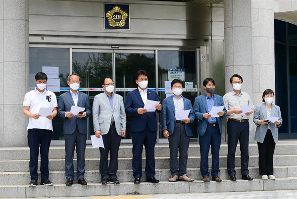 더불어민주당 경남도의회 의원들이 21일 도의회 현관 앞에서 김경수 지사의 대법원 선고와 관련해 입장을 밝히고 있다.