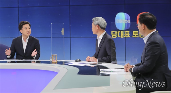 더불어민주당 송영길 대표와 국민의힘 이준석 대표가 21일 서울 목동 SBS에서 정치 현안을 놓고 당대표 토론 배틀을 하고 있다.