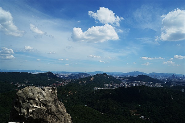 족두리봉의 독바위와 서울 시내 풍경