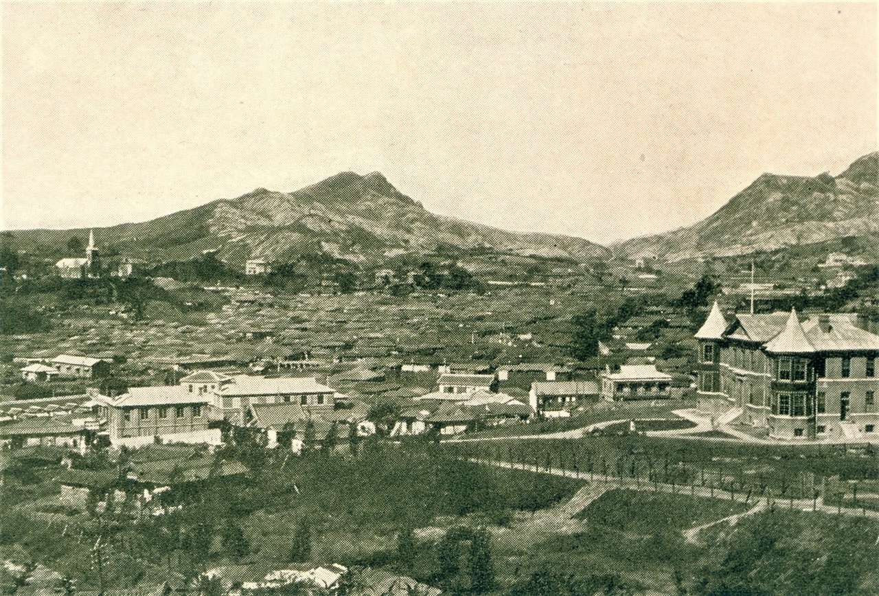 1910년대 촬영된 남대문 앞 세브란스 병원과 주변 사진. 사진 죄측 중간부위 멀리 언덕 위에 보이는 건물이 약현성당이다.