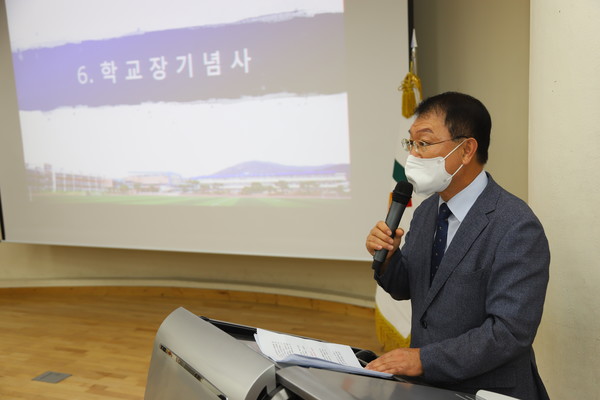 김석근 삼천포고 교장이 기념사를 하고 있다.