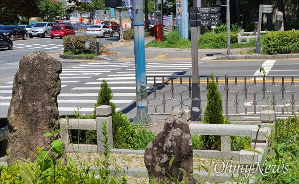 진보당 대전대덕구위원회는 22일 오전 대전 대덕구 법동 보람아파트 앞 사거리에서 '여자 석장승에도 조명 시설 설치 요구 캠페인'을 전개했다. 사진 왼쪽이 여자 장승 뒷모습이고, 길 건너가 남자 장승이다.