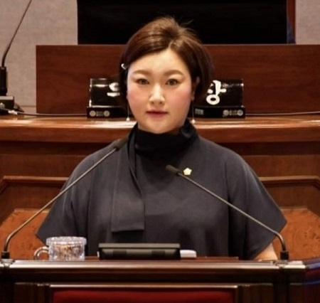 제296회 강남구의회 임시회 5분 자유발언을 통해 자이개포의 기부채납 문제를 지적하고 있는 김현정 의원,