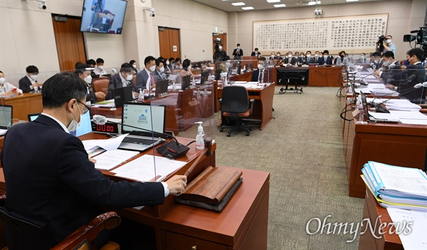 7월 22일 국회에서 열린 법제사법위원회 전체회의에서 박주민 위원장 직무대리가 의사봉을 두드리고 있다