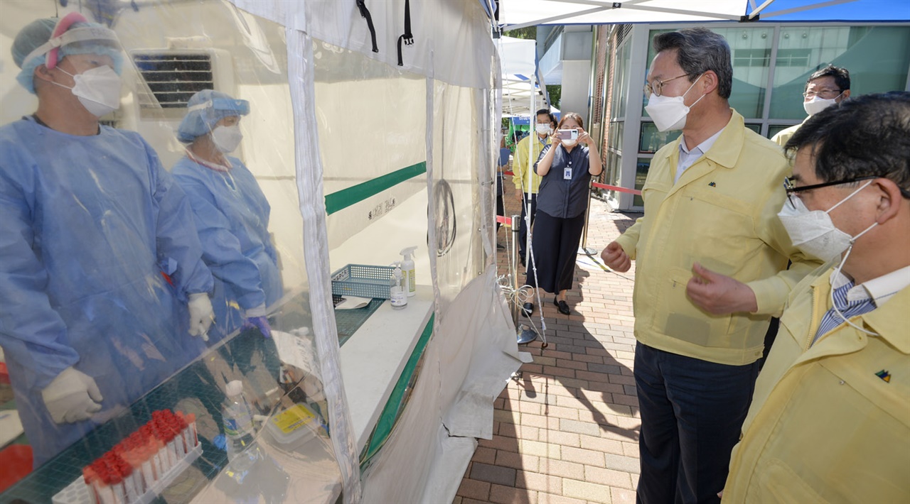  김희겸 행정안전부 재난안전관리본부장이 22일 임시선별검사소와 다중이용시설을 찾아 현장 점검에 나섰다. 

