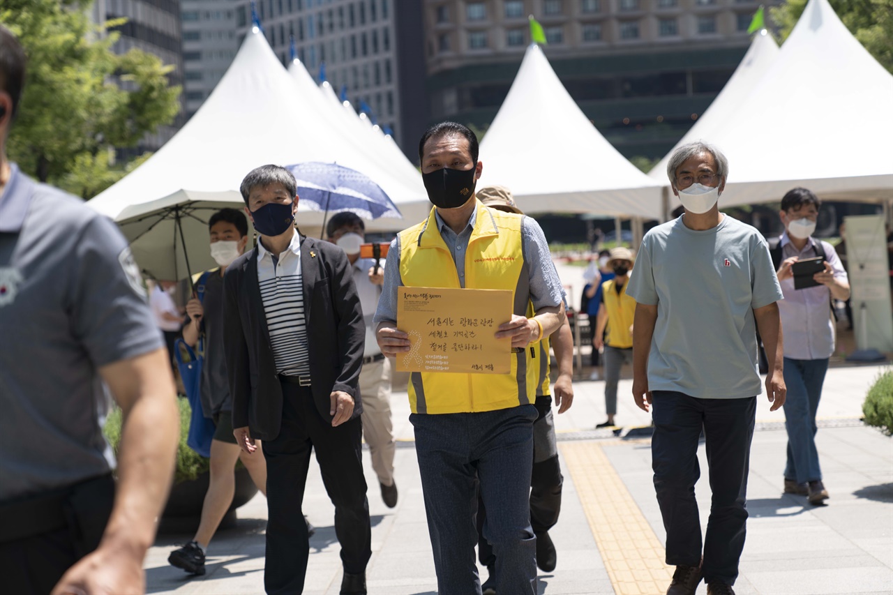  4.16 가족협의회 등 단체 대표들이 성명서를 제출하기 위해 서울시청 안으로 들어가고 있다.