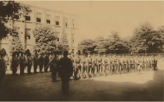 1925년 이후 일본의 중학교 이상 교육시설에서는 현역 장교가 배속되어 학생들을 대상으로 교련훈련이 실시되었다.