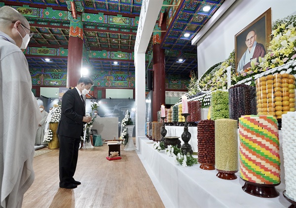 문재인 대통령이 23일 전북 김제시 금산사에 마련된 태공당 월주 대종사의 빈소를 조문, 헌화하고 있다.