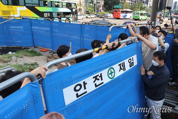 서울시 관계자들이 23일 오후 서울 종로구 광화문광장에 있는 ‘세월호 기억공간’에서 보관된 물품을  옮기려하자, 시민들이 이를 저지하기 위해 진입을 시도하고 있다.