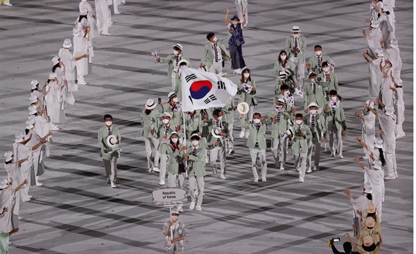 103번째로 입장하는 한국 선수단 23일 일본 도쿄 신주쿠 국립경기장에서 열린 2020 도쿄올림픽 개막식에서 한국 선수단이 입장하고 있다.