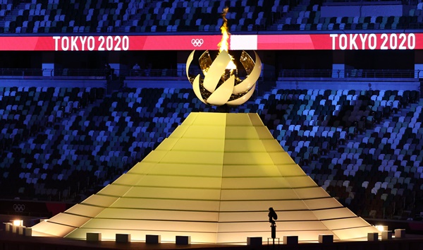 [올림픽] 후지산 성화대 23일 일본 도쿄 신주쿠 국립경기장에서 열린 2020 도쿄올림픽 개막식에서 성화가 타오르고 있다.