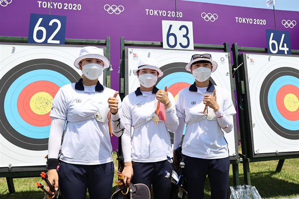 [올림픽] 예선 1~3위 휩쓴 대한민국 태극궁사 대한민국 양궁 여자 국가대표 안산(오른쪽부터), 강채영, 장민희가 23일 일본 유메노시마 공원 양궁장에서 열린 도쿄올림픽 개인전 랭킹라운드를 마친 뒤 엄지를 들어 보이고 있다. 안산은 랭킹라운드 신기록으로 1위를 기록했고 장민희와 강채영이 각각 2위와 3위에 이름을 올렸다. 