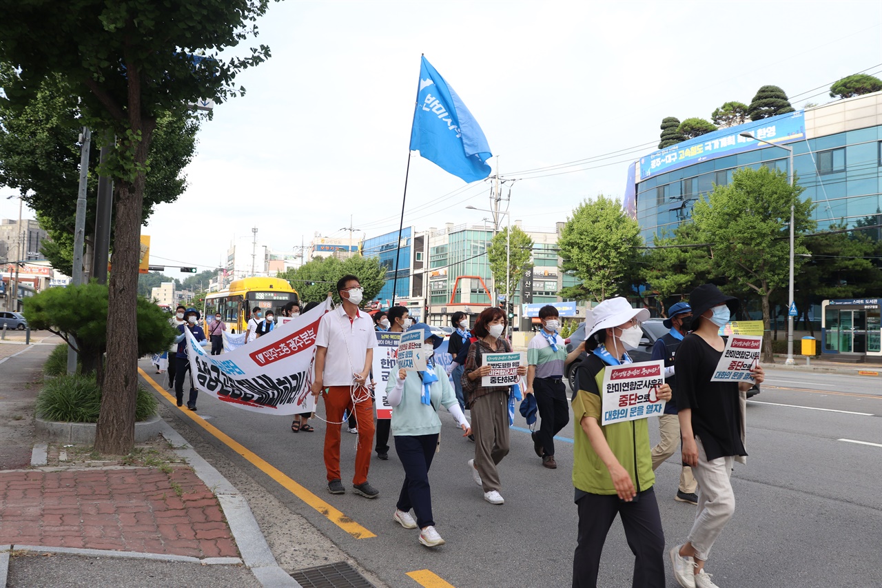 24일 오후, 광주광역시 광산구에 위치한 공군제1전투비행단 정문에서 진행된 한미연합군사훈련 중단과 평화협정 체결을 요구하는 광주지역 1차 공동행동에서 참가자들이 행진을 하고 있다.