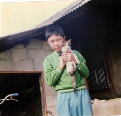 할머니와 함께 시골집에서 살던 시절, 고양이는 나의 가장 가까운 친구였다.