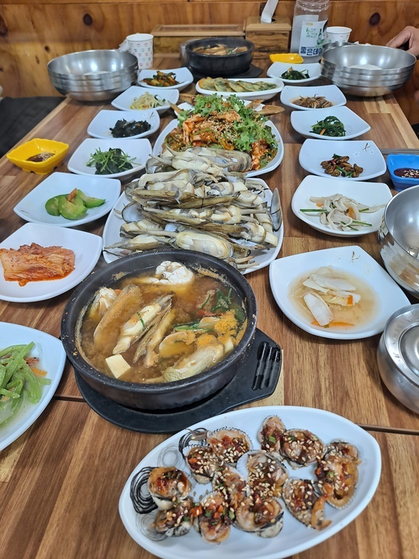  맛조개 정식이다. 지난해와 달리 올해 순천만 일대에서 잡아 온 맛조개는 제법 씨알이 굵고 튼실하다. 