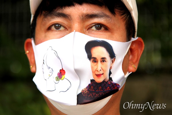 25일 오후 창원역 광장에서 열린 "미얀마 민주주의 연대 21차 일요시위". 아웅산 수지 전 국가고문의 사진을 마스크에 새겨 쓰고 있다.