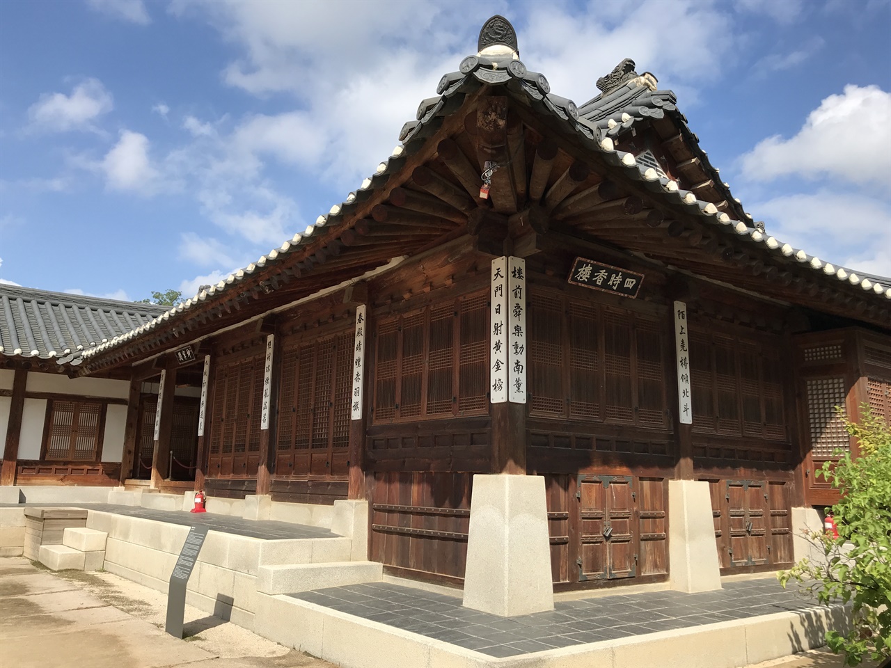 야마베 겐타로는 <일본의 한국병합>(日本の韓國倂合)에서 중전 민씨 사체 능욕설을 언급했다. 1895년 10월 8일 중전 민씨는 경복궁 건청궁 곤녕합 옥호루에서 일본 낭인에 의해 잔인하게 시해당했다. 이른바 '을미사변'을 일으킨 일본 낭인은, 중전 민씨의 시신을 건청궁 동쪽에 있는 녹산에서 불태웠다. 