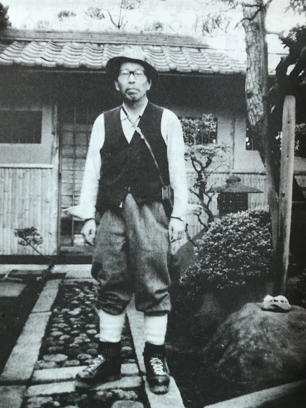 1977년 4월 16일 야마베는 도쿄 구기야마 병원에서 세상을 떠났다. 책과 고양이를 사랑한 그가, 유일한 취미로 삼았던 것이 등산이다. 나카츠카 아키라의 오사카 집에서 기이산지로 산행을 떠나기 전에 찍은 사진이다.