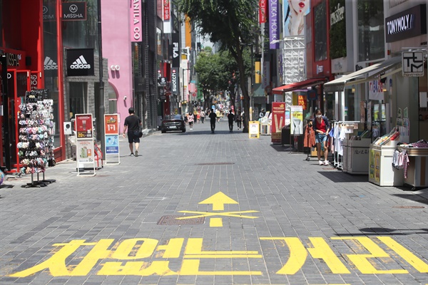신종 코로나바이러스 감염증(코로나19) 대응을 위한 수도권의 '사회적 거리두기'가 2주 연장된 25일 오후 서울 명동이 비교적 한산한 모습이다. 