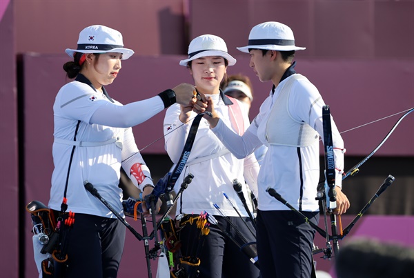  여자 양궁대표팀 선수들이 25일 일본 유메노시마 공원 양궁장에서 열린 도쿄올림픽 여자 양궁 단체전 경기에 앞서 주먹을 부딪히고 있다. 