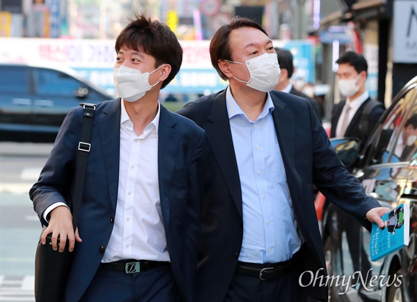  이준석 국민의힘 대표와 윤석열 전 검찰총장이 25일 오후 서울 광진구 건대맛의거리에서 '치맥회동'을 하기 위해 회동장소로 향하고 있다.