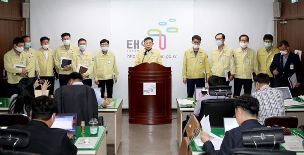 정책브리핑하는 가세로 태안군수 사진은 지난해 6월 19일 군청 브리핑룸에서 ‘태안군 이곡지적 바다골재 채취사업 정책결정 브리핑’ 중인 가세로 군수.