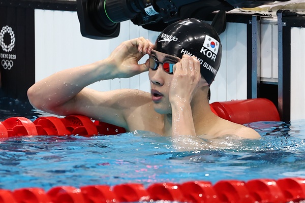 [올림픽] 기록 확인하는 황선우 26일 일본 도쿄 아쿠아틱스 센터에서 열린 남자 자유형 200m 준결승전에 출전한 한국 황선우가 역영을 펼친 뒤 기록을 확인하고 있다.