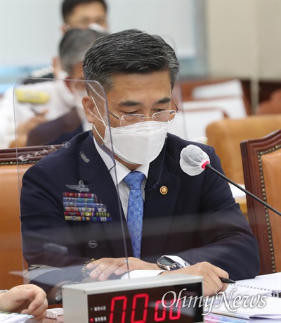 공군에 이어 해군에서도 여성 부사관이 성폭력 피해를 호소한 뒤 사망한 사건이 발생하자 군 수뇌부를 질타하는 목소리가 높다. 사진은 서욱 국방부 장관이 지난달 26일 국회 국방위원회 전체회의에 참석, 청해부대 장병 코로나19 집단감염 사태와 관련해 의원들의 질타를 받고 있다.